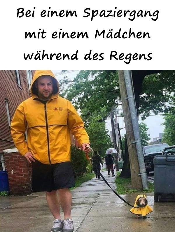 Bei einem Spaziergang mit einem Mädchen während des Regens