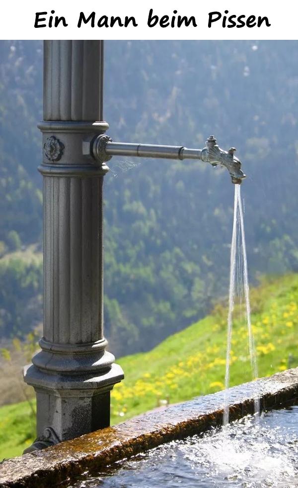 Ein Mann beim Pissen