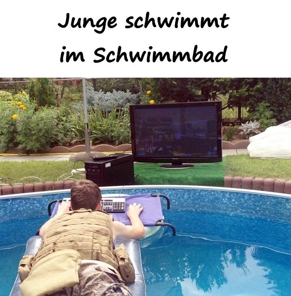 Junge schwimmt im Schwimmbad