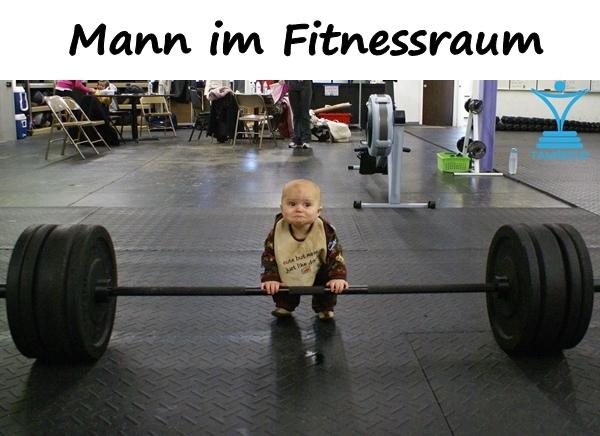 Mann im Fitnessraum