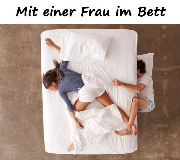 Mit einer Frau im Bett