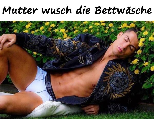 Mutter wusch die Bettwäsche