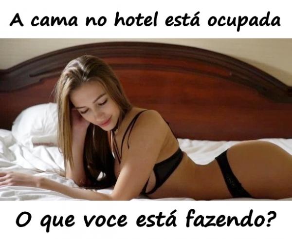 A cama no hotel está ocupada. O que você está fazendo?