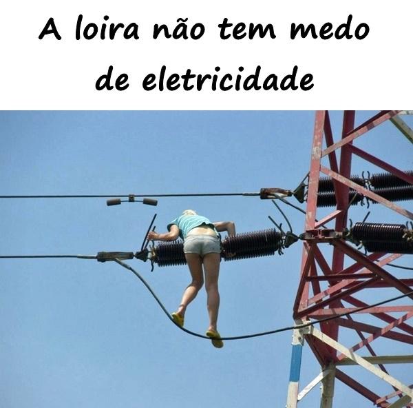 A loira não tem medo de eletricidade