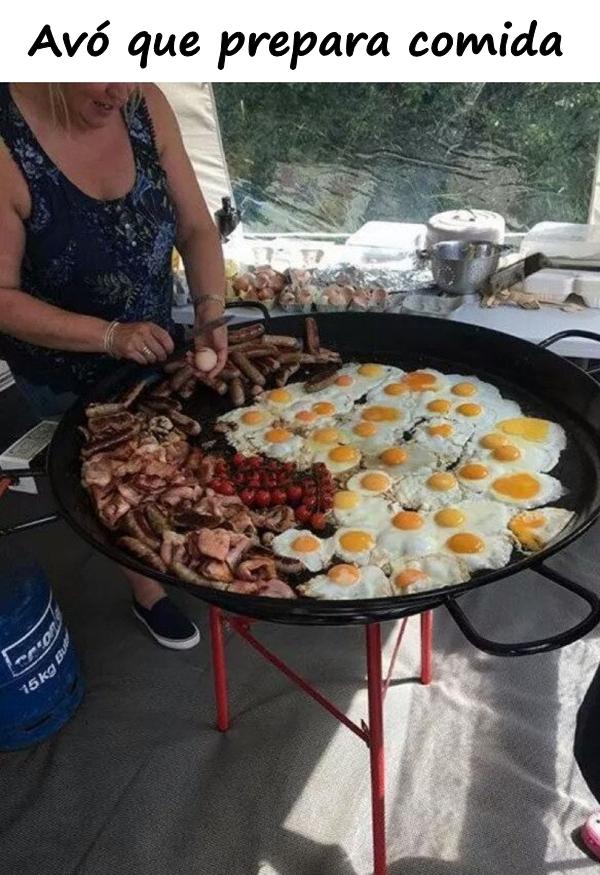 Avó que prepara comida