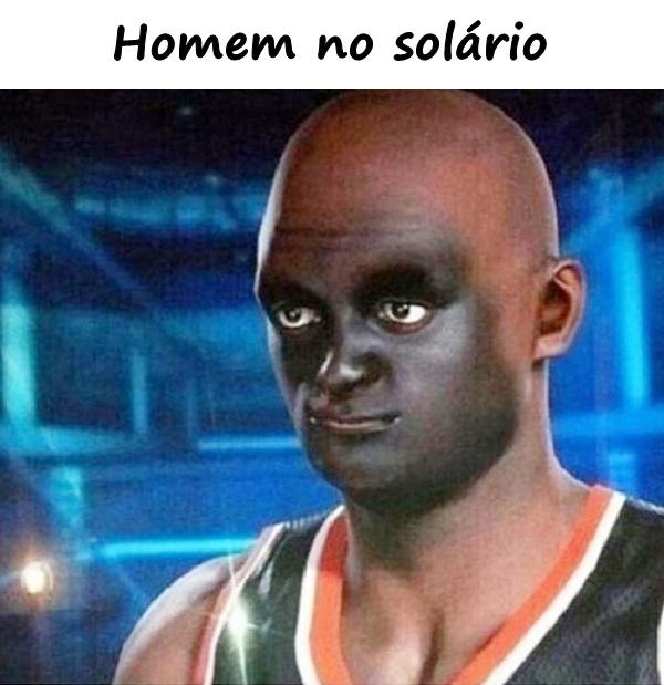 Homem no solário