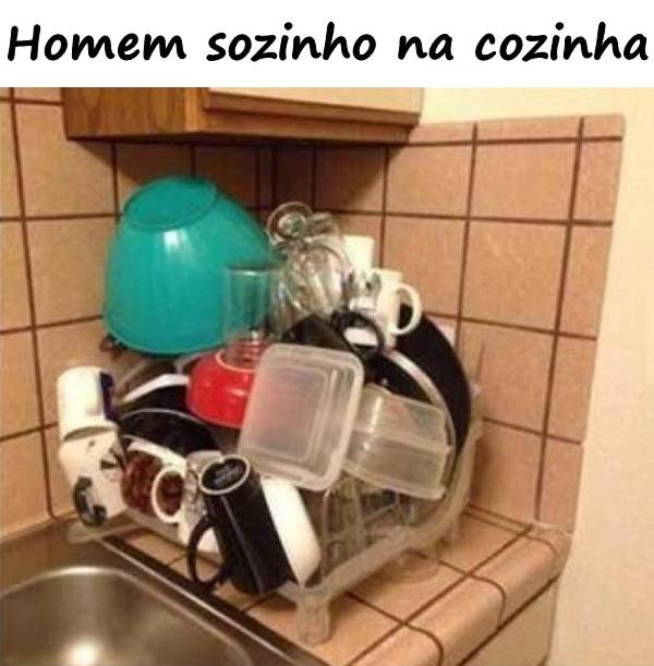 Homem sozinho na cozinha