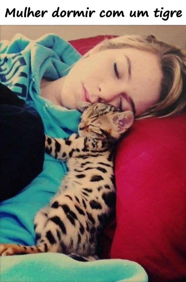 Mulher dormir com um tigre