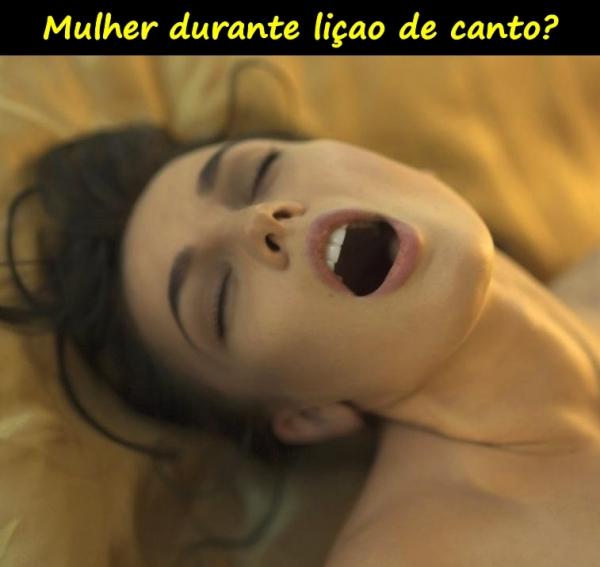 Mulher durante lição de canto?