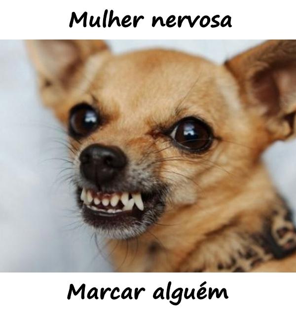 Mulher nervosa. Marcar alguém.