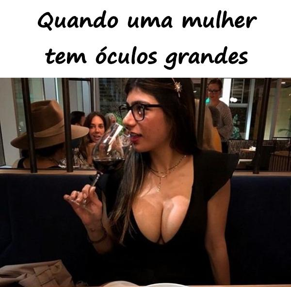 Quando uma mulher tem óculos grandes