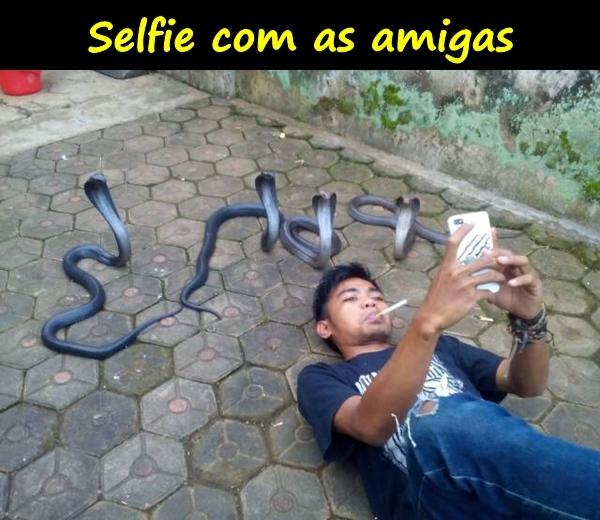 Eu tirando selfie com as minhas amigas