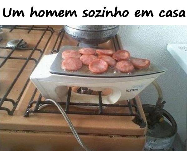 Um homem sozinho em casa