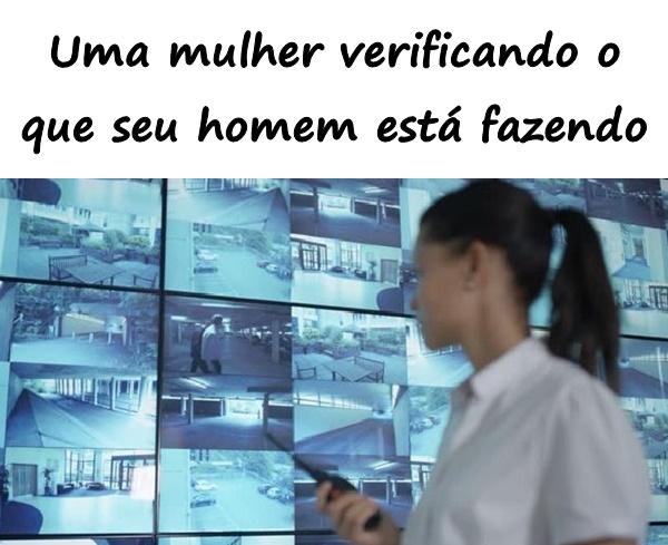 Uma mulher verificando o que seu homem está fazendo