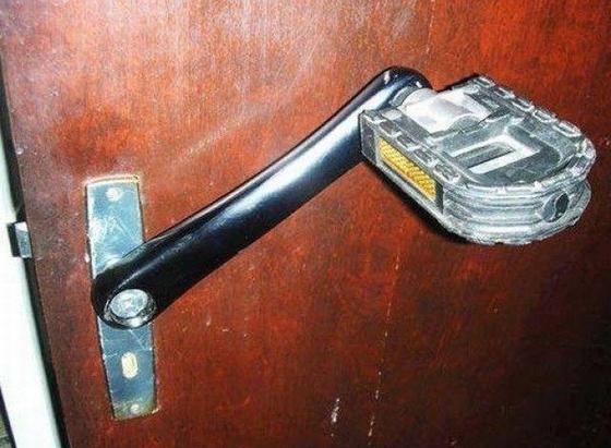 Specjalna klamka dla pedałów do WC
