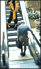 Dziadek pierwszy raz na ruchomych schodach