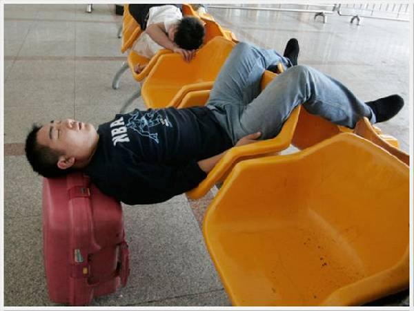 Jak spać na na krześle bez oparcia i pilnować bagażu jednocześnie.